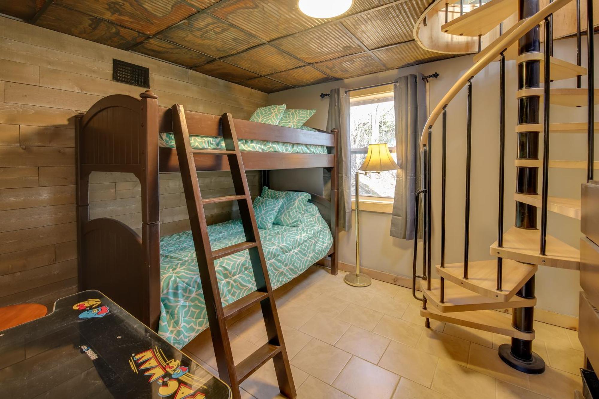 Gatlinburg Mountain Cabin With Hot Tub, Deck And Games Экстерьер фото