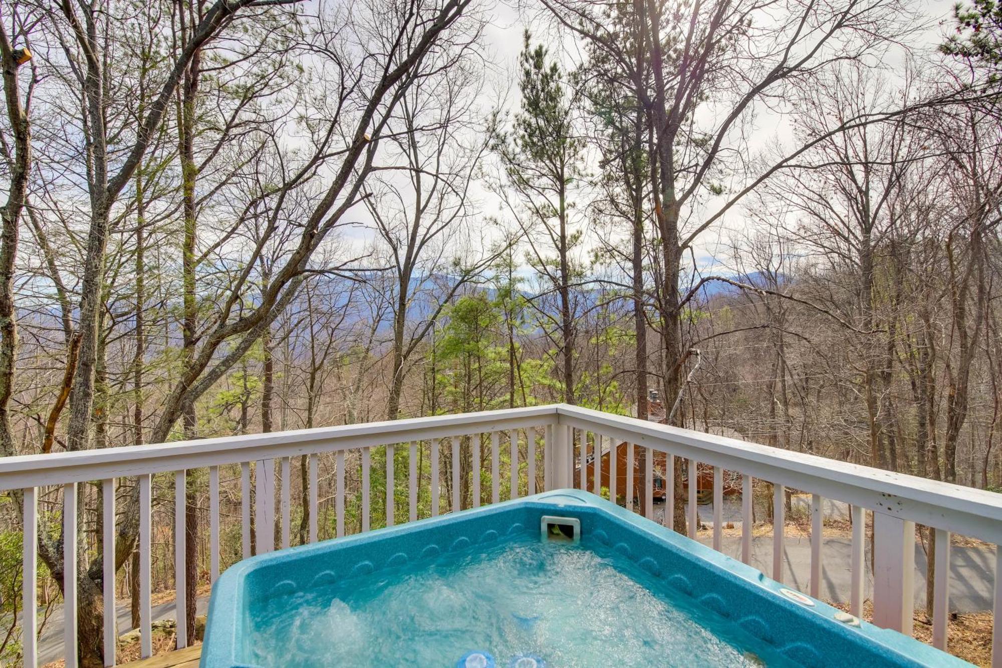 Gatlinburg Mountain Cabin With Hot Tub, Deck And Games Экстерьер фото