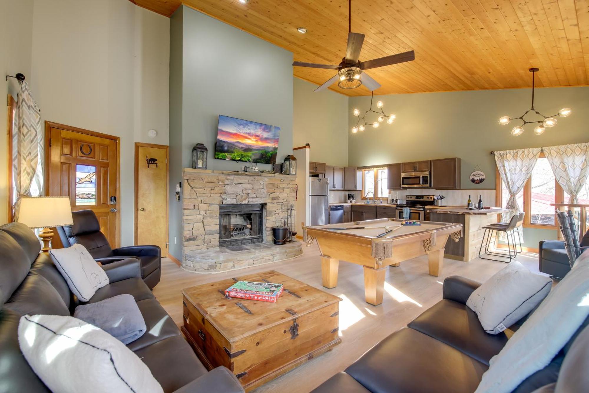 Gatlinburg Mountain Cabin With Hot Tub, Deck And Games Экстерьер фото